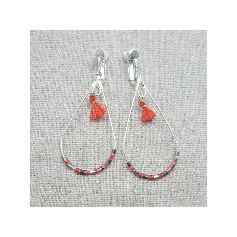 Boucles d'oreilles créoles gouttes avec perles colorées et pompon