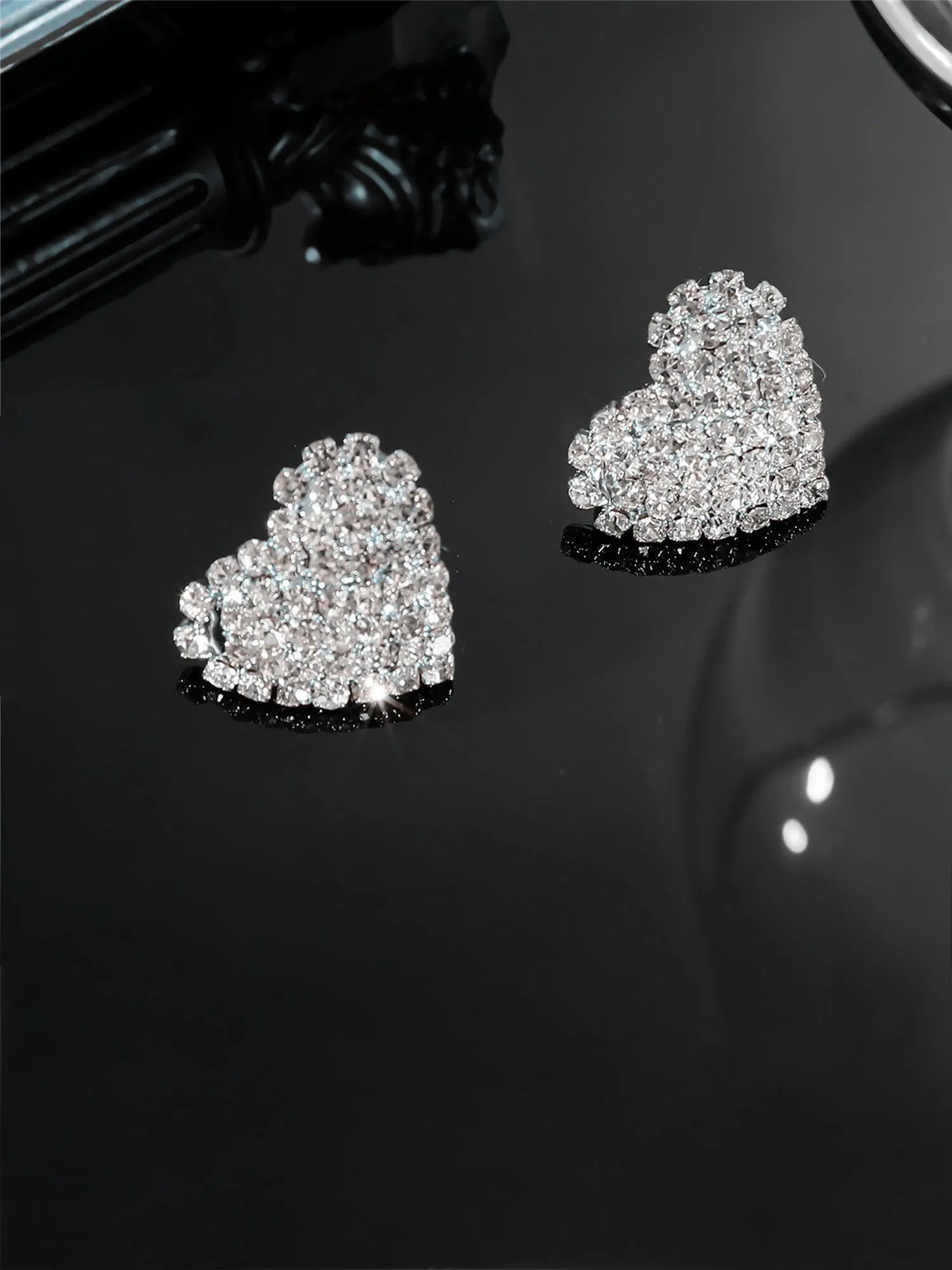 Boucles d'Oreilles à Clous en Forme de Cœur Polyvalents pour une Élégance Quotidienne