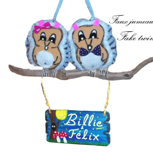 Cadeau naissance original jumeaux, jumelles, faux jumeaux, personnalisé avec prénoms, plaque de porte hérisson