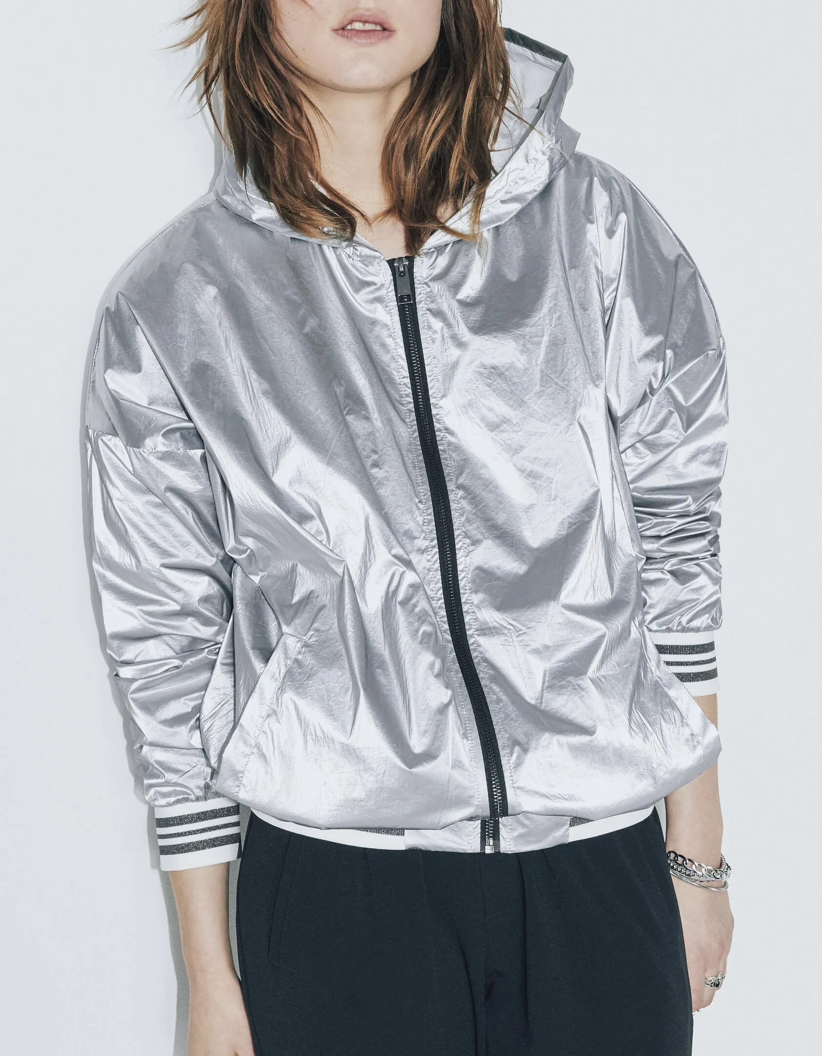 Parka coupe-vent à capuche métallisée bords-côtes femme