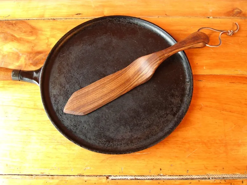 Pelle à crêpes en bois de noyer 