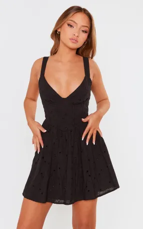 Petite Mini robe noire à détail brodé