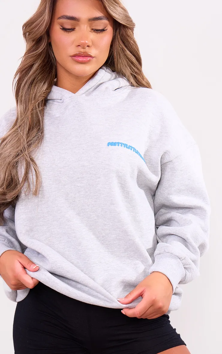 PRETTYLITTLETHING Hoodie gris à imprimé en relief