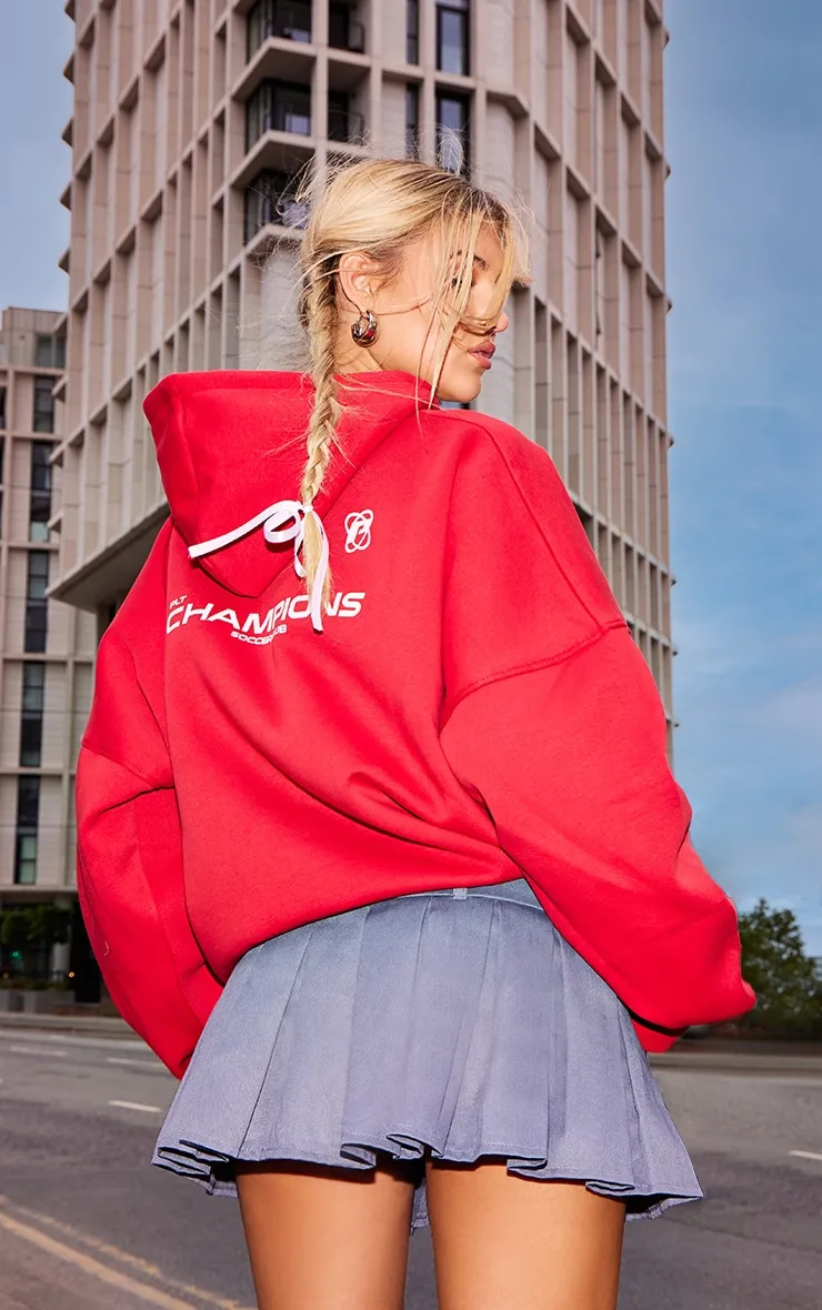 PRETTYLITTLETHING Hoodie rouge à imprimé Championship dans le dos