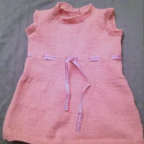 Robe bébé et petit ruban en tour de taille