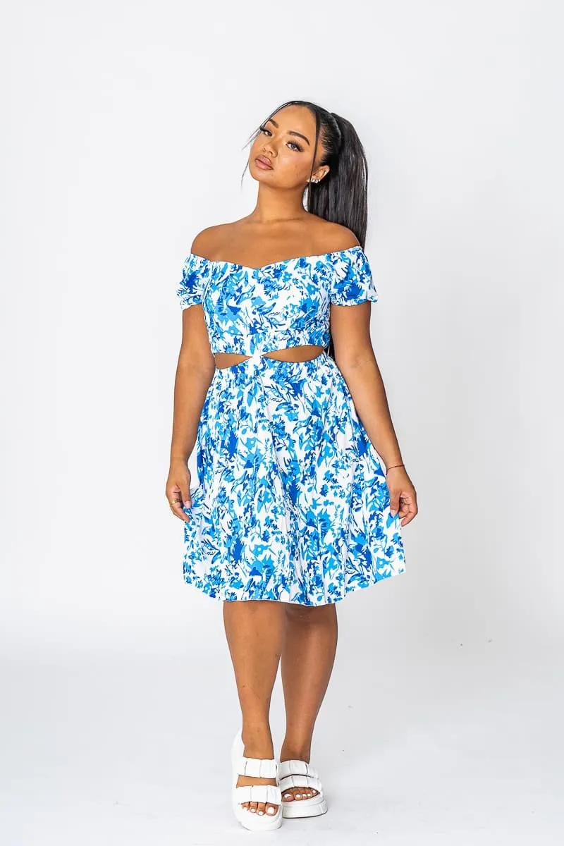 Robe courte florale ajourée bleu