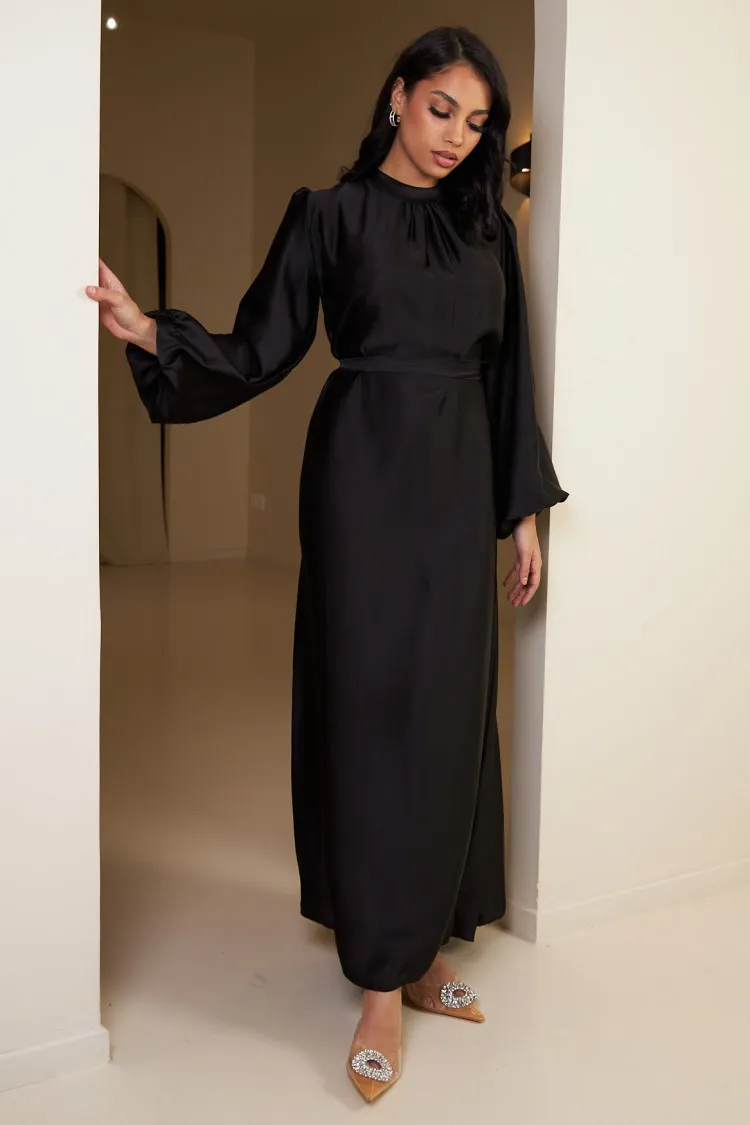 Robe noire satinée et ceinturée