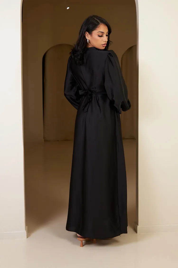 Robe noire satinée et ceinturée