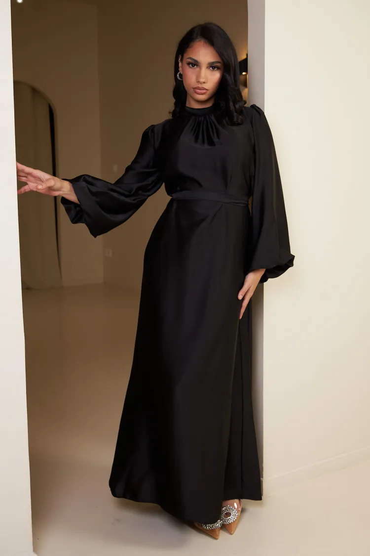 Robe noire satinée et ceinturée