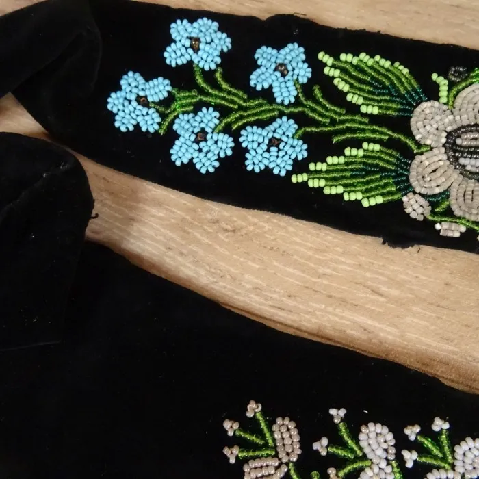 Velours brodé de fleurs en perles - Le palais des bricoles